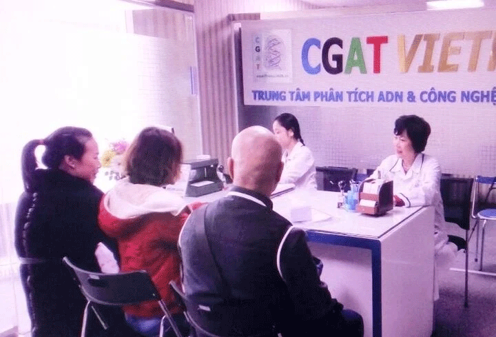 Bà Nguyễn Thị Nga tư vấn cho khách hàng đến xét nghiệm ADN. (Ảnh: CGAT)