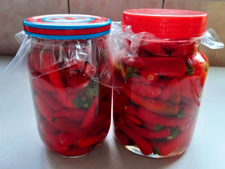 Ngâm dấm là một cách tuyệt vời để bảo quản ớt tươi lâu và có vị thơm ngon đặc trưng. (Ảnh: Pickled Pepper)