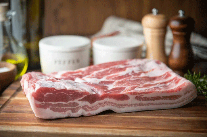 Phân biệt thịt lợn tươi và thịt lợn chết: Thịt lợn tươi thường có màu hơi hồng, không đỏ rực, không có mùi hôi nồng khó chịu (Ảnh: Mother Earth News)