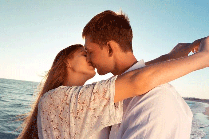 Khi hôn một người say rượu trong thời gian tương đối lâu, bạn có thể bị "lây" nồng độ cồn từ họ (Ảnh minh hoạ)