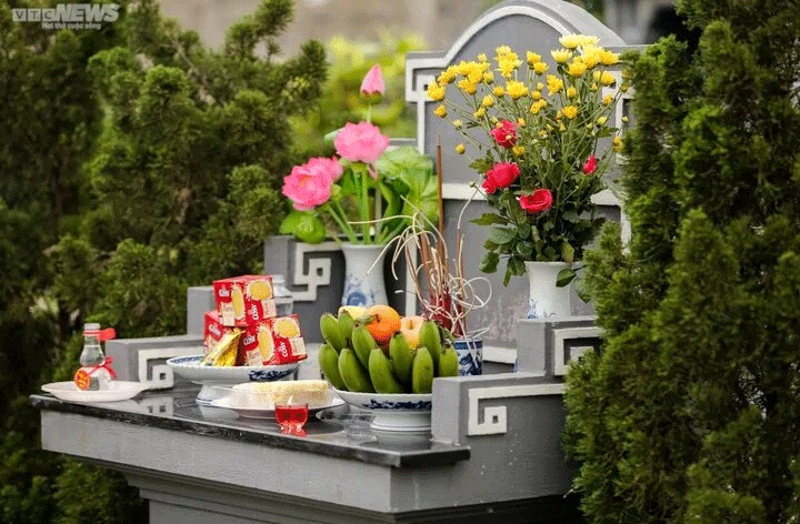 Khi đi tảo mộ, công việc chính là sửa sang các phần mộ cho sạch sẽ. (Ảnh: Ngô Nhung)