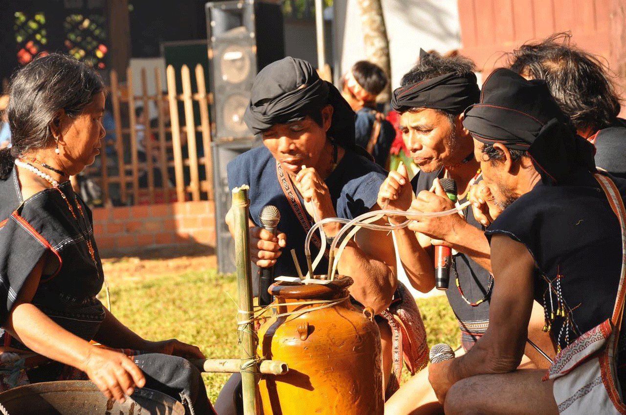 Rượu cần là một thức uống không thế thiếu trong đời sống của đồng bào Tây Nguyên (ảnh: Đinh A Ngưi)