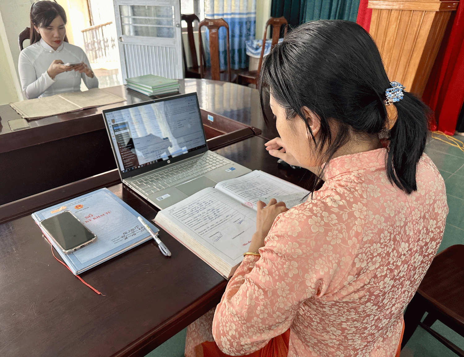 Bà Lê Thị Thanh Bình, công chức hộ tịch thị trấn Phước An kiểm tra, phân loại thông tin công dân trước khi nhập liệu