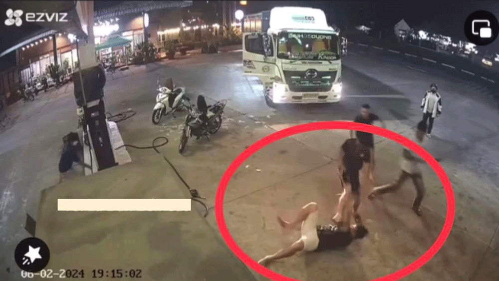 Nhóm thanh niên hành hung nhân viên cây xăng (ảnh cắt từ video)