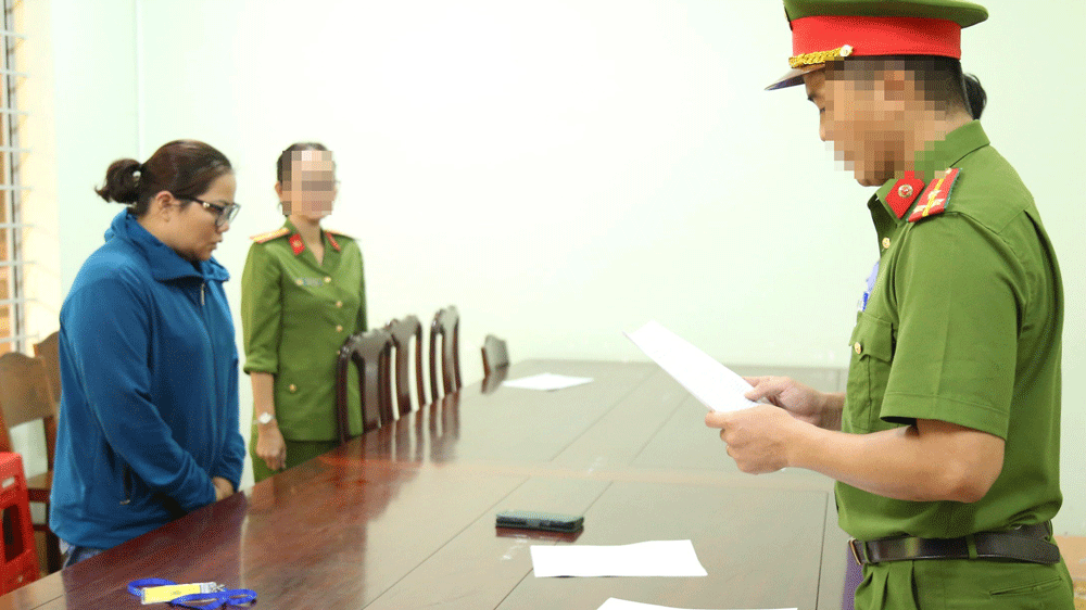 Bà Nguyễn Thị Nga nghe công an đọc lệnh bắt tạm giam (Ảnh: CA)