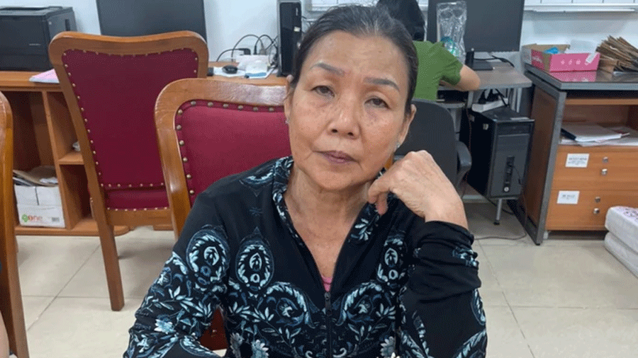 Đối tượng Nguyễn Thị Kim Loan tại cơ quan công an. (Ảnh: CACC)
