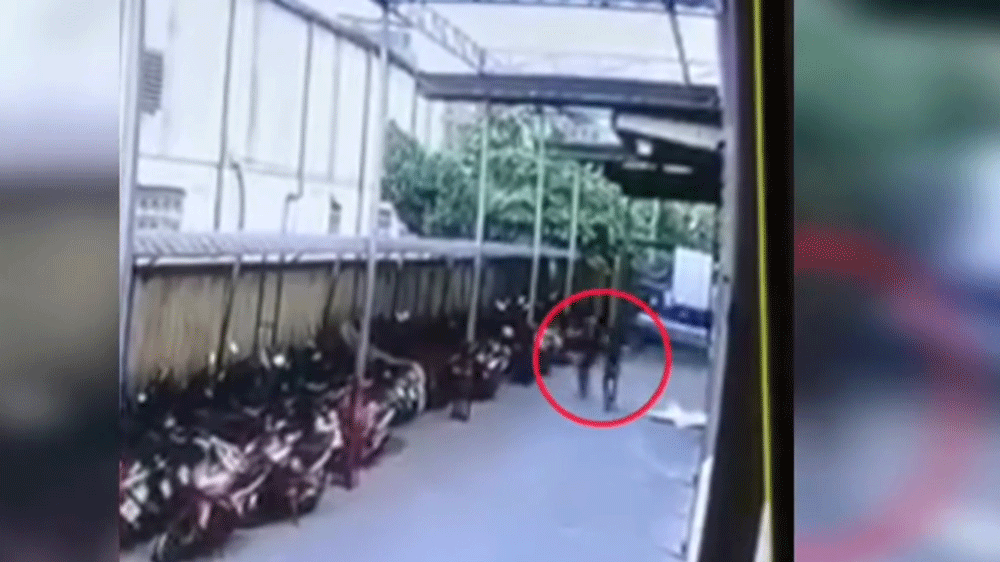 Cảnh 2 nam công nhân đuổi đánh nhau (ảnh cắt từ video được đăng tải mạng xã hội)