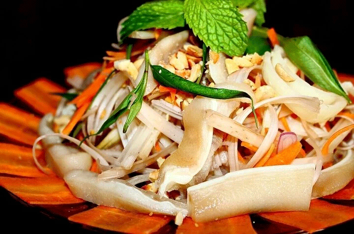 Gỏi tai heo ngó sen thành phẩm (Ảnh: B.L)