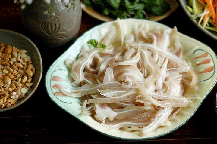 Cắt tai heo ra thành những miếng nhỏ (Ảnh: T.H)