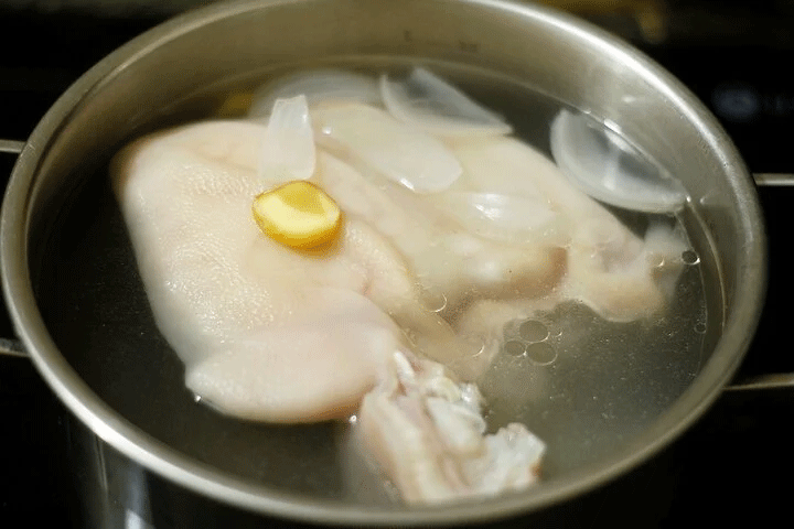 Luộc chín tai heo (Ảnh: B.L)