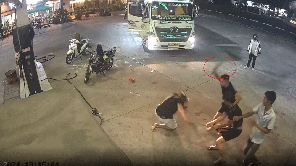 Nhóm thanh niên hung hãn tấn công nhân viên cây xăng (ảnh cắt từ video)