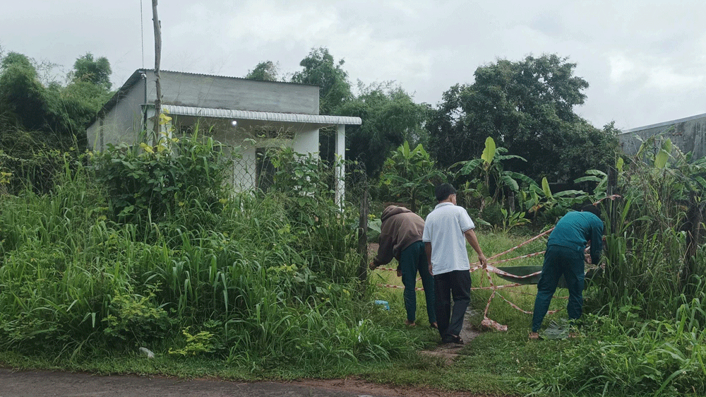 Lực lượng chức năng phong tỏa căn nhà bà Tuyết để khám nghiệm, điều tra vụ việc (ảnh: ĐC)