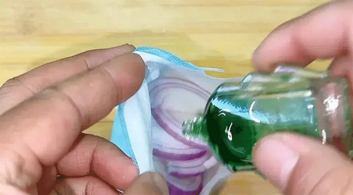 Dùng khẩu trang giấy có thể chế thành chiếc túi đựng chống côn trùng (Ảnh Sohu)