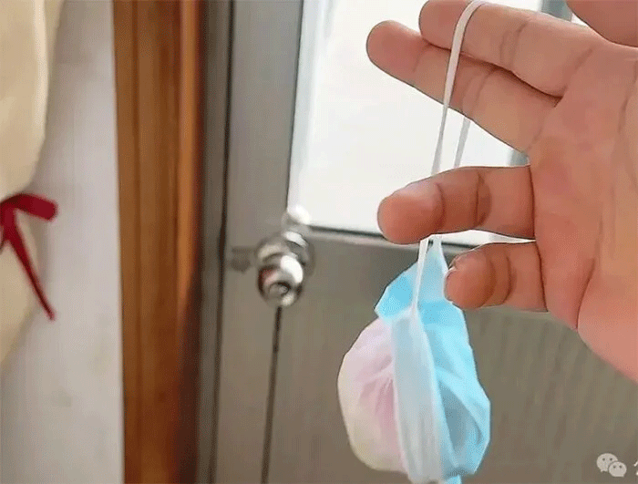 Treo túi ở những nơi đầu giường, cửa ra vào (Ảnh Sohu)