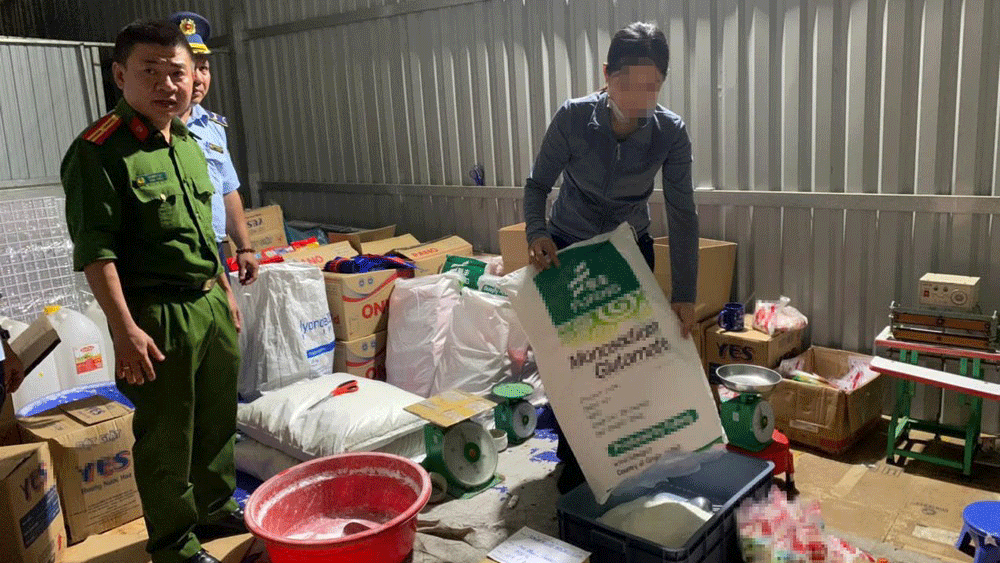 Lực lượng chức năng phát hiện cơ sở bà L đang đóng góp các sản phẩm giả thương hiệu nổi tiếng (Ảnh: ĐC)