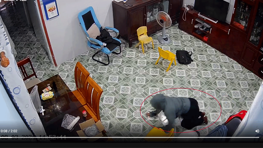 Kẻ trộm bò vào nhà (ảnh cắt từ video chia sẻ mạng xã hội).
