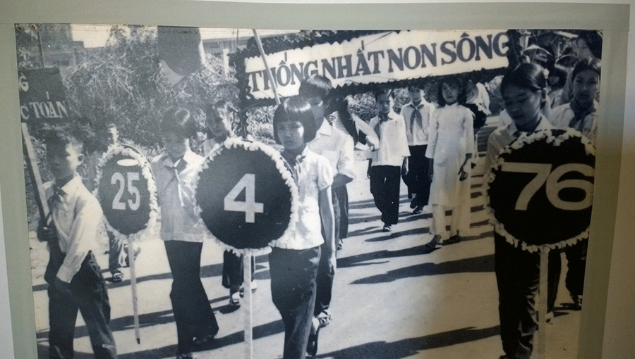 Học sinh Thị xã Pleiku giễu hành chào mừng giải phóng. (Ảnh tư liệu).