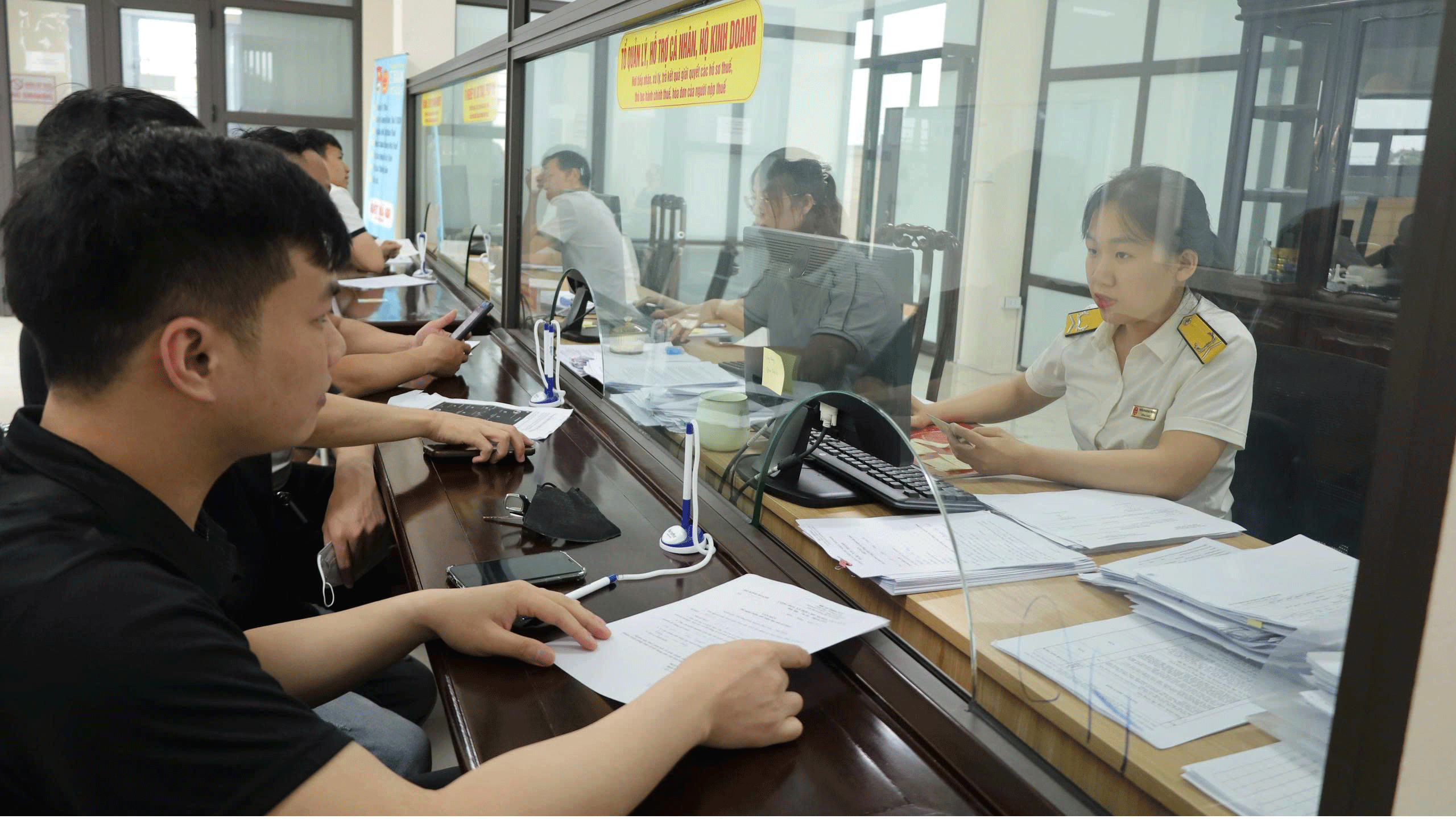 Trong 3 tháng cuối năm, Thuế Thái Nguyên triển khai quyết liệt các giải pháp quản lý thuế, đồng thời kiểm soát chặt chẽ việc tiếp nhận và giải quyết thủ tục hành chính, với mục tiêu không để xảy ra tình trạng chậm trả kết quả cho người nộp thuế, tạo thuận lợi tối đa cho người dân và doanh nghiệp thực hiện nghĩa vụ thuế.