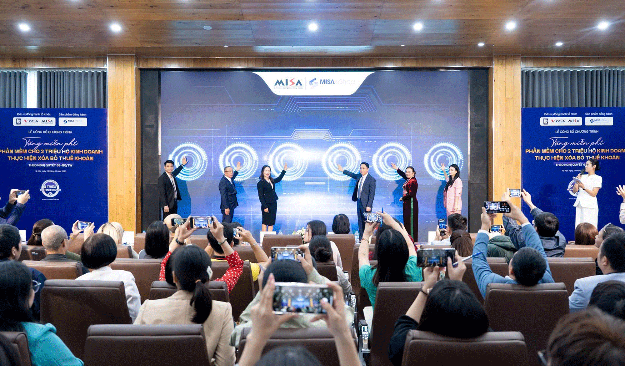 Quang cảnh buổi lễ công bố