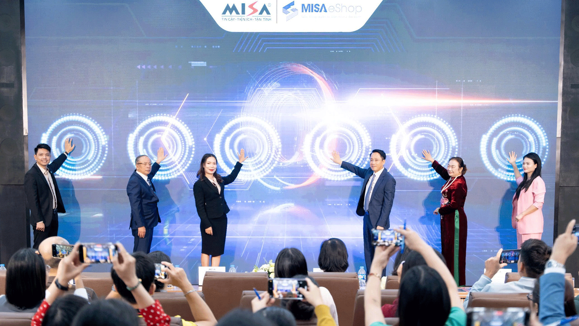 Phó Cục trưởng Mai Sơn cùng Phó Chủ tịch HĐQT MISA Đinh Thị Thúy và các đại biểu thực hiện nghi thức kích hoạt chiến dịch hỗ trợ phần mềm cho 2 triệu hộ kinh doanh