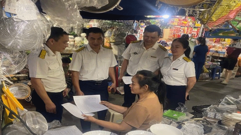 Công chức Thuế Phú Thọ hỗ trợ hộ kinh doanh cài ứng dụng nộp thuế qua eTaxMobile và cài đặt phần mềm hỗ trợ kê khai thuế.