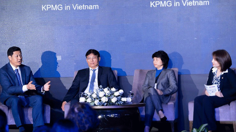 Đại diện KPMG và Phó Cục trưởng Thuế Đặng Ngọc Minh (thứ hai từ trái sang) chia sẻ tại phiên thảo luận.