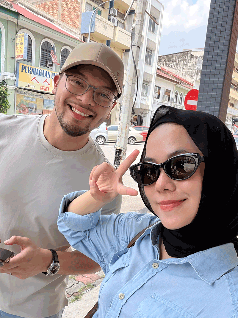 Cặp đôi quen biết nhau khi Phượng Hoàng làm việc ở Malaysia 
