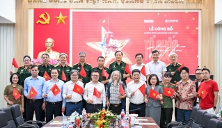 Giám đốc âm nhạc Nguyễn Hữu Vượng (ngoài cùng bên phải)