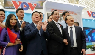 Ông Nguyễn Trọng Nghĩa, Ủy viên Bộ Chính trị, Bí thư Trung ương Đảng, Trưởng Ban Tuyên giáo và Dân vận Trung ương; Phó Chủ tịch Quốc hội Trần Quang Phương tham quan gian trưng bày của VOV tại triển lãm