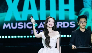 Hòa Minzy cùng ê-kíp nhận giải với ca khúc “Bắc Bling (Bắc Ninh)” – sản phẩm thắng lớn tại Làn Sóng Xanh 2025.