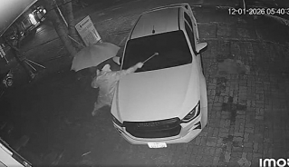 Hình ảnh camera an ninh ghi lại đối tượng đập phá ô tô. (Ảnh cắt từ video).