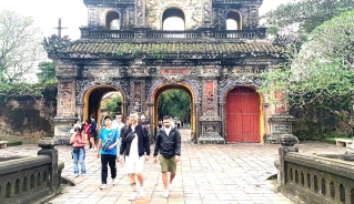 Du khách tham quan di sản Huế
