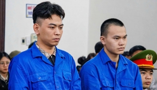 Bị cáo Thiên (trái) và Vũ tại phiên tòa.