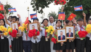 Cô giáo Thạch Thị Liên và các em học sinh trường Tiểu học Hữu nghị Khmer - Việt Nam Tân Tiến.