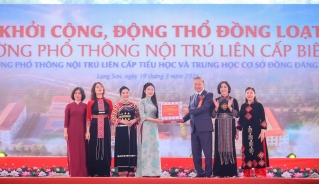 Tổng Bí thư Tô Lâm trao tặng quà tại buổi lễ