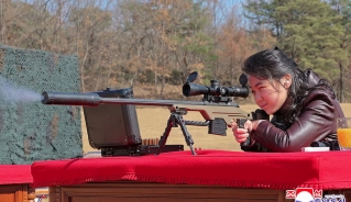 Con gái Lãnh tụ Triều Tiên Kim Jong Un thử súng bắn tỉa. Ảnh minh họa: KCNA.