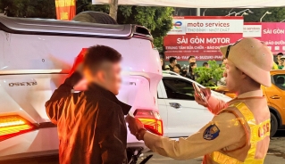 Cảnh sát kiểm tra nồng độ cồn tài xế điều khiển phương tiện gây tai nạn