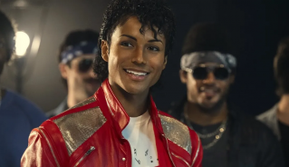 Jaafar Jackson gây sốc với ngoại hình giống Michael Jackson đến từng đường nét.