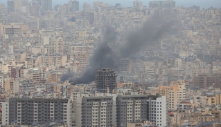 Khói bốc lên từ vùng ngoại ô phía nam Beirut sau một cuộc tấn công của Israel ngày 30/3/2026. Ảnh: Reuters