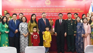 Tổng Bí thư, Chủ tịch nước Tô Lâm cùng Phu nhân chụp ảnh lưu niệm cùng cộng đồng, doanh nghiệp và chuyên gia người Việt Nam tại Philippines.