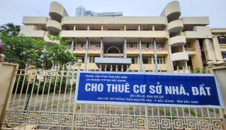 Nhiều trụ sở được treo biển cho thuê cơ sở nhà đất hoặc đấu giá