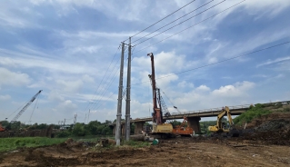Trụ điện tại cầu Nha Bích