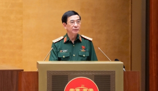 Đại tướng Phan Văn Giang, Phó Thủ tướng, Bộ trưởng Bộ Quốc phòng thừa ủy quyền của Thủ tướng Chính phủ trình bày Tờ trình tóm tắt dự án Luật Phòng, chống phổ biến vũ khí hủy diệt hàng loạt