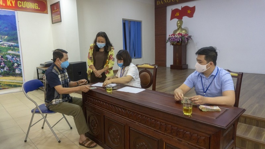 Người dân nhiều tỉnh bắt đầu nhận tiền hỗ trợ theo Nghị quyết 42