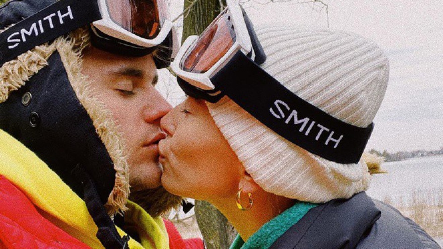 Justin Bieber “làm nũng”, âu yếm ôm vợ xinh đẹp khi tự cách ly ở nhà