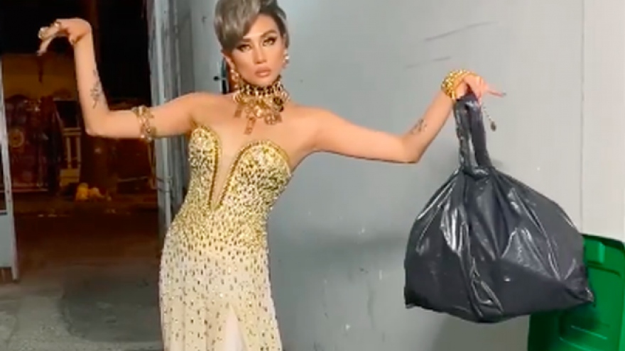 Siêu mẫu Võ Hoàng Yến “lên đồ” dạ hội lộng lẫy chỉ để đi đổ rác?