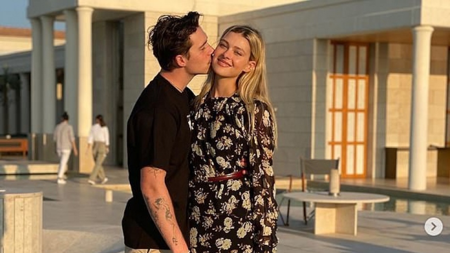 Cậu cả nhà Vic - Beck ngọt ngào hôn vợ sắp cưới trên bãi biển