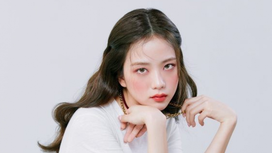 Jisoo (BLACKPINK) ngời ngời khí chất trên bìa tạp chí
