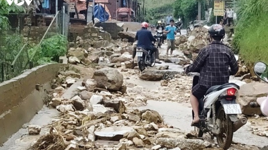 Mưa lớn gây sạt lở một số tuyến đường ở Sa Pa