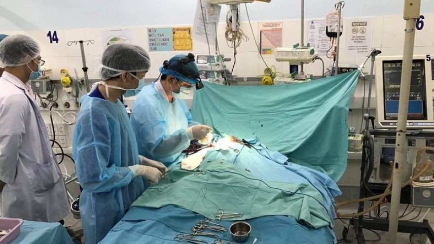 Vận hành ECMO cứu sống bệnh nhi 3 tuổi bị trụy tim mạch trên đường chuyển bệnh